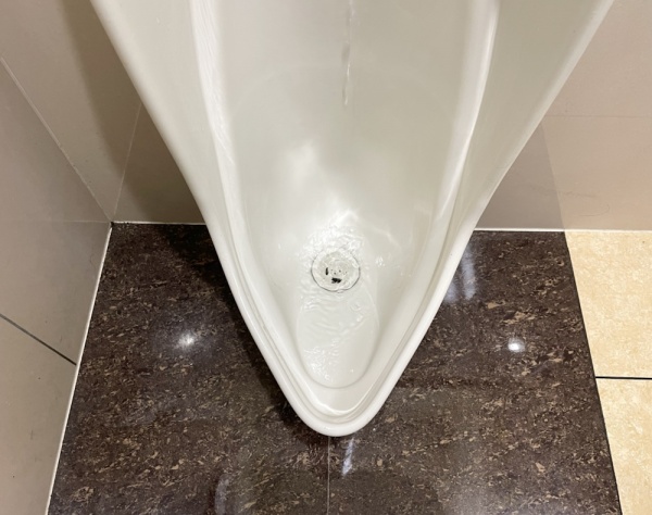 トイレつまり修理（排水管高圧洗浄）工事　工事後　小便器