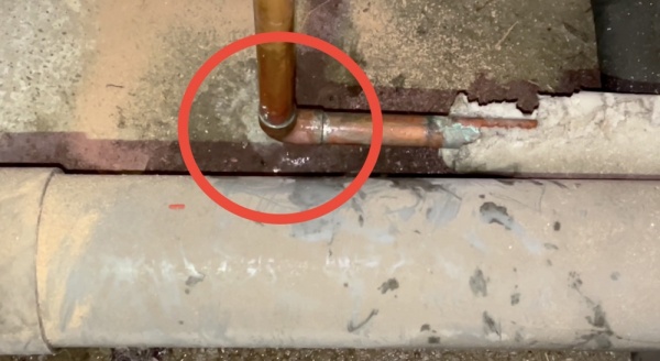 水道修理（漏水調査・修理）工事　工事中　床開口工事後　漏水原因箇所