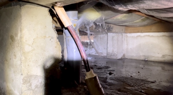 水道修理（漏水調査・修理）工事　工事中　洗面台下床下　漏水原因箇所