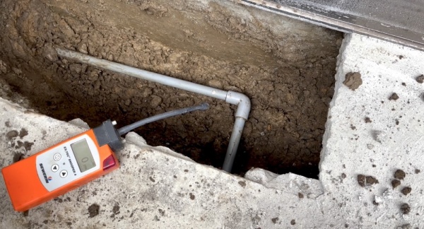 水道修理（トレーサーガス式漏水調査・修理）工事　工事中　トレーサーガス式漏水調査中