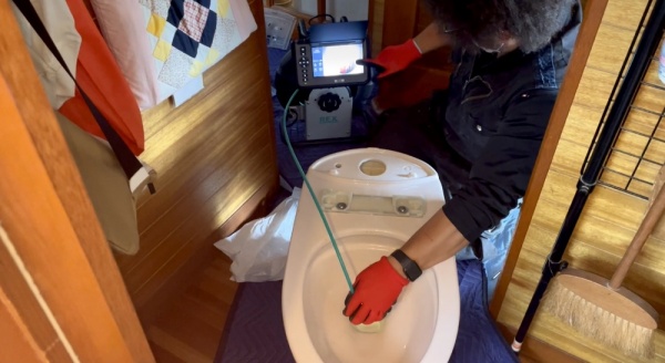 トイレつまり修理・調査（便器脱着・排水管内カメラ調査）工事　工事中　トイレ便器内カメラ調査中