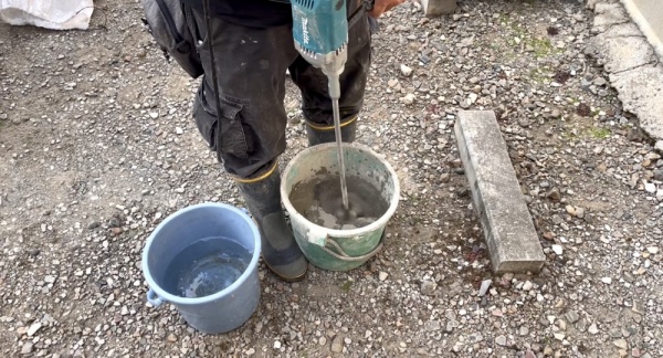 水道修理（水栓柱増設）工事　工事中　モルタル工事中