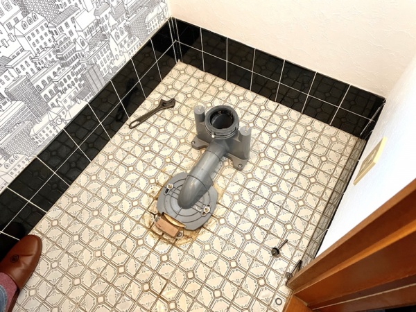 トイレつまり修理・調査（便器脱着・排水管内カメラ調査）工事　工事中　便器取り外し後