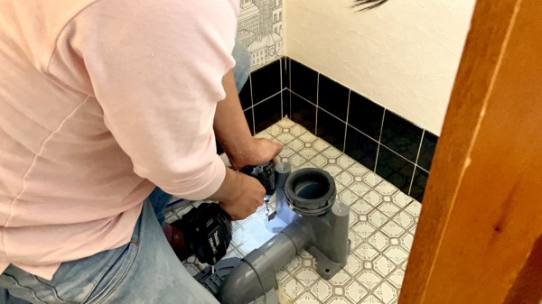 トイレつまり修理・調査（便器脱着・排水管内カメラ調査）工事　工事中　フランジ取り外し中