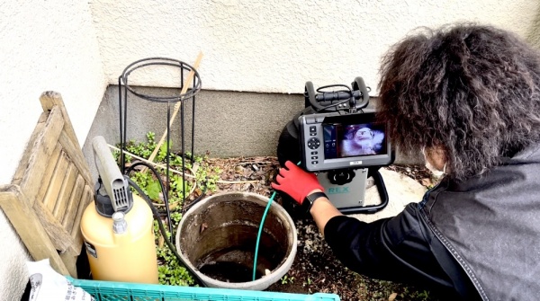 トイレつまり修理・調査（便器脱着・排水管内カメラ調査）工事　工事中　排水管内カメラ調査中