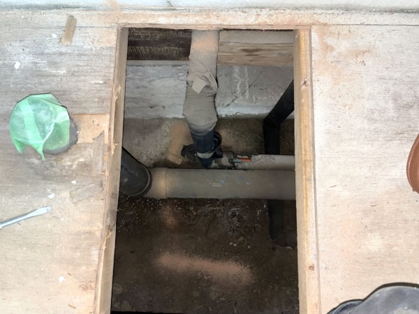 水道修理（漏水調査・修理）工事　工事中　床開口工事後