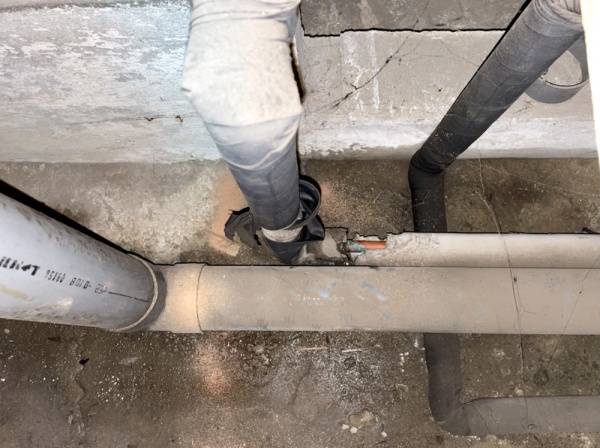 水道修理（漏水調査・修理）工事　工事中　床開口工事後　漏水原因箇所