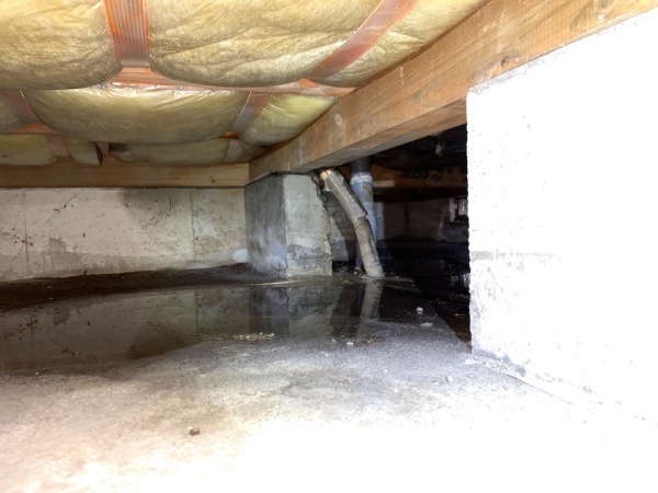 水道修理（漏水調査・修理）工事　工事中　洗面台下床下