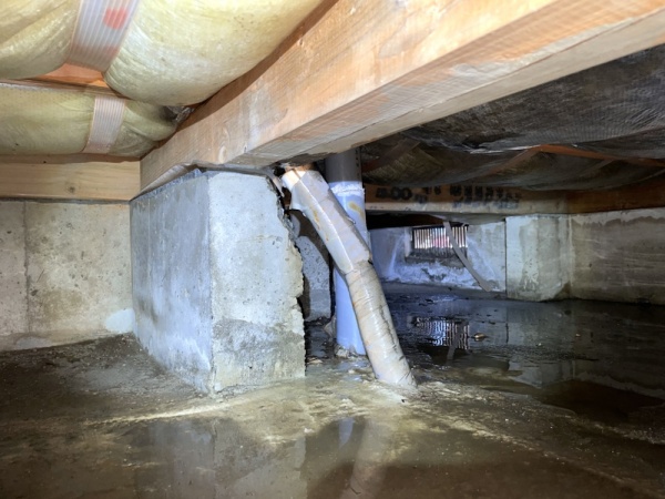 水道修理（漏水調査・修理）工事　工事中　洗面台下床下