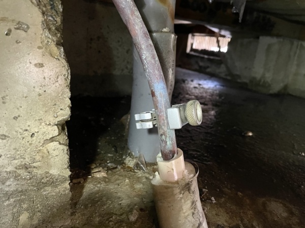 水道修理（漏水調査・修理）工事　工事中　洗面台下床下　漏水原因箇所切断中