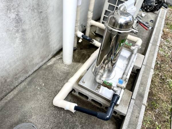 水道管直結式活水器取り付け工事　工事中　水道管直結式活水器取り付け・配管工事後