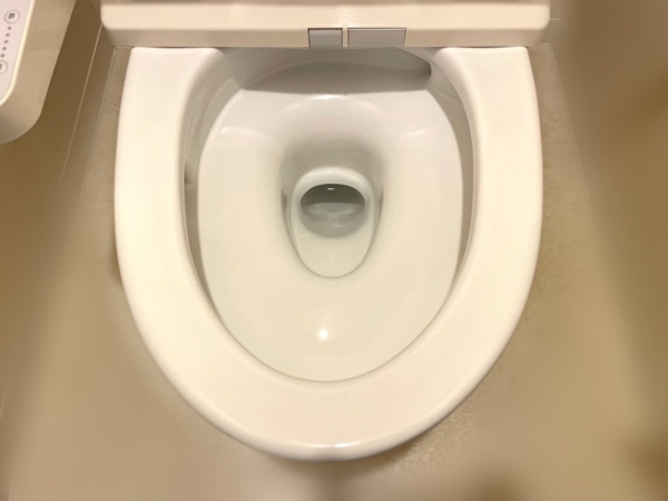 トイレ水漏れ修理工事　工事前　便器内に常時水漏れ