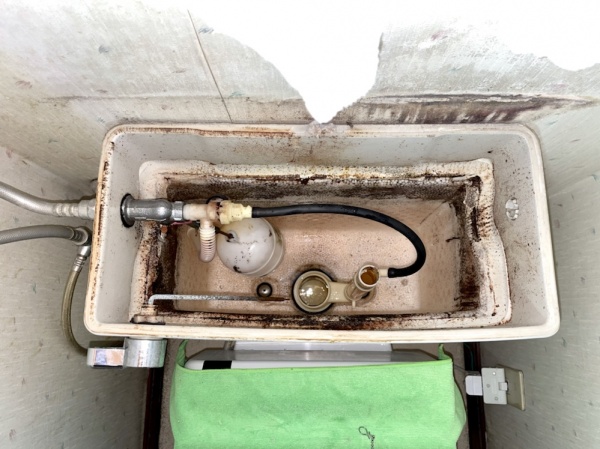 トイレ水漏れ修理工事　工事中　既設部品撤去後