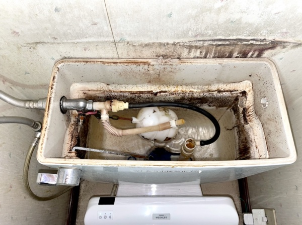 トイレ水漏れ修理工事　工事後　新規部品取り付け後