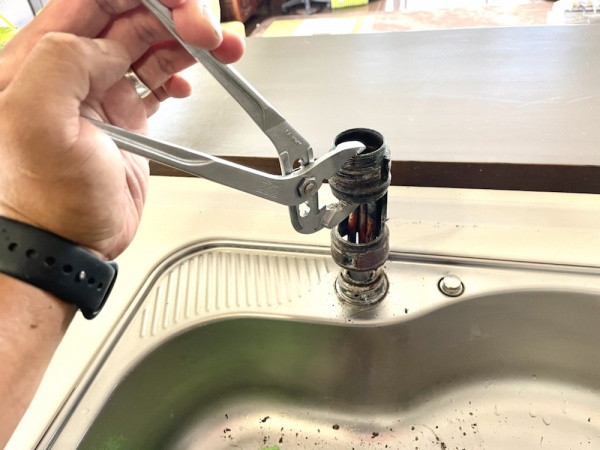 水道修理（キッチン、洗面台蛇口交換・浴室蛇口シャワーホース交換）工事　サムネイル