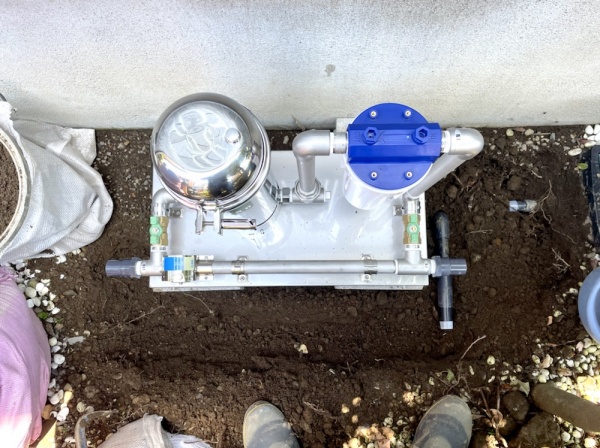 水道管直結式浄水器取り付け（交換）工事　工事中　掘削工事後、配管工事中