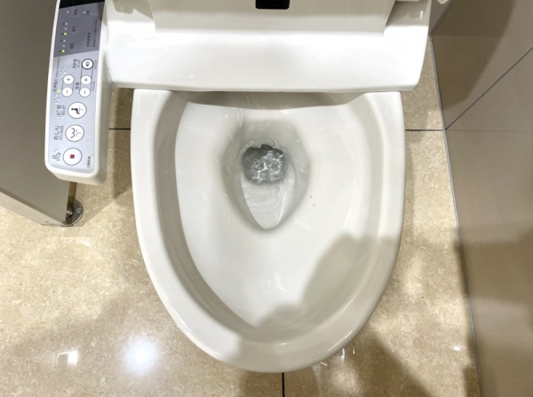 トイレ水漏れ修理工事　工事前　トイレ便器へ常時水漏れ