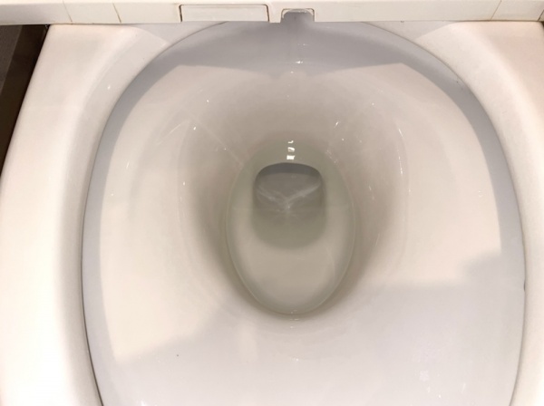 トイレ水漏れ修理工事　工事後　トイレタンク内部新規部品取り付け後　
