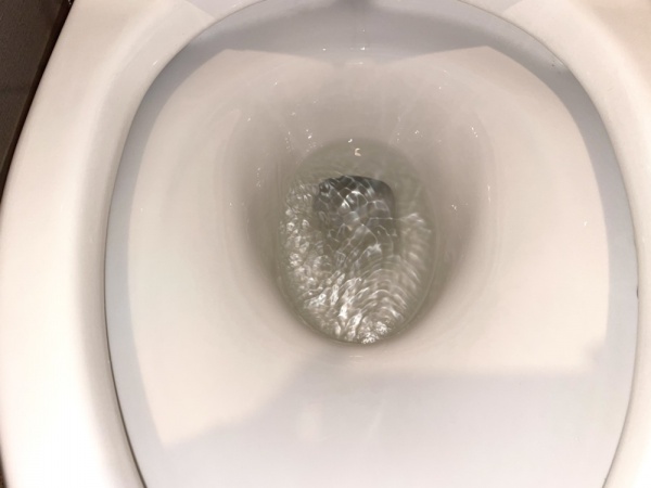 トイレ水漏れ修理工事　工事前　トイレ便器内水漏れ
