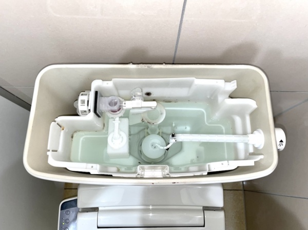 トイレ水漏れ修理工事　工事後　トイレタンク内外部新規部品取り付け後