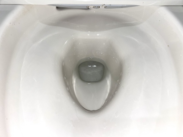 トイレ水漏れ修理工事　工事後　トイレタンク内外部新規部品取り付け後　水漏れも改善