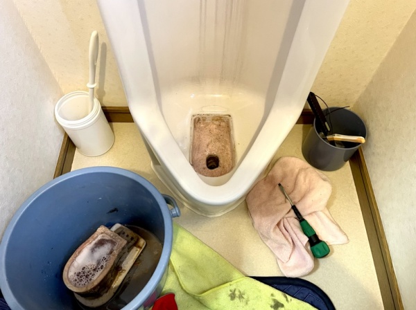 トイレ小便器つまり修理工事　工事中　詰まり除去工事中　尿石除去剤投与中