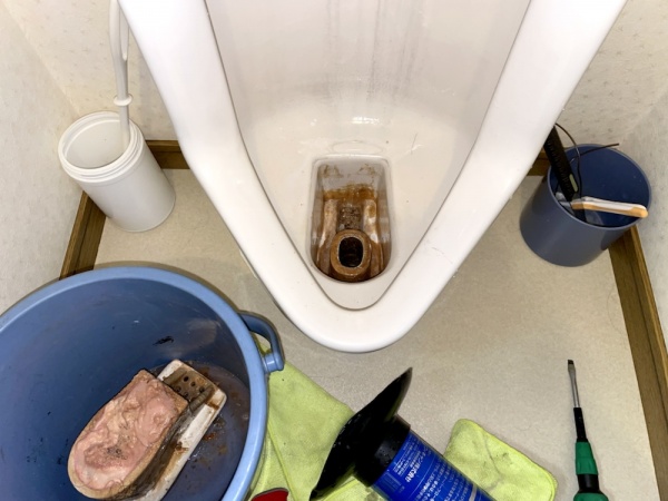 トイレ小便器つまり修理工事　工事中　詰まり除去工事中　圧力工法（ローポンプ）実施後