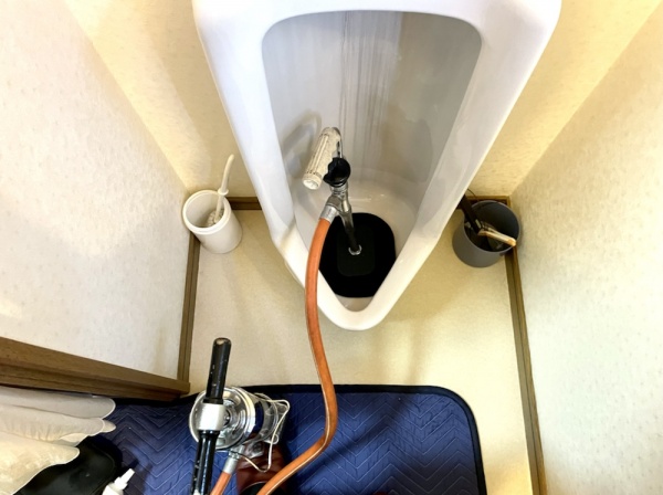 トイレ小便器つまり修理工事　工事中　詰まり除去工事中　圧力工法（ハイスパット）実施中