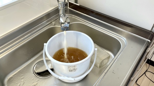 水道管洗浄（給水・給湯）工事　工事中　キッチン給水・給湯管洗浄工事中