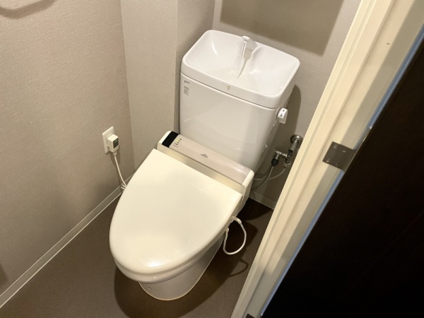 トイレ水漏れ修理工事　工事中　トイレタンク内外部新規部品取り付け後　全景