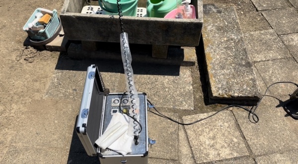 水道管洗浄（給水・給湯）工事　工事中　外水道に水道管洗浄機を接続