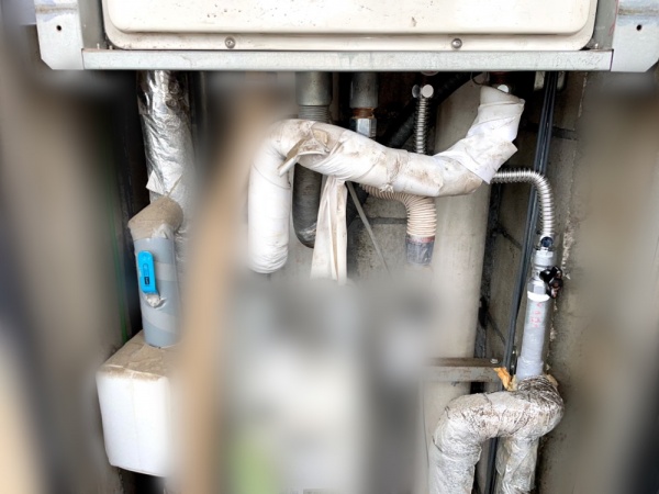 水道修理（給水管漏水修理）工事　工事中　PS内給水管部分やり替え配管工事後