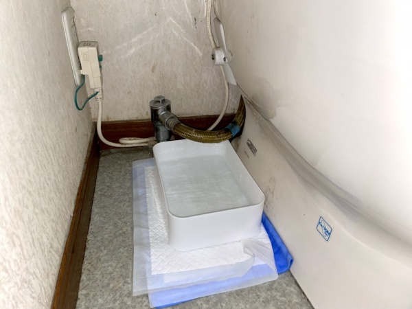 トイレ便器交換工事　工事前　タンクレストイレ機能部より常時水漏れ
