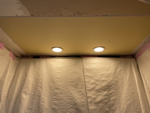 内装（階下漏水被害現状復旧）工事　工事後　天井部分貼り替え及びダウンライト交換工事後