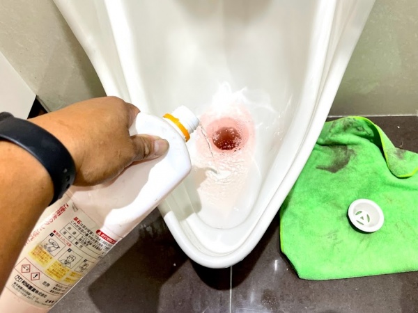 トイレ小便器つまり修理工事　工事中　尿石除去剤投与中