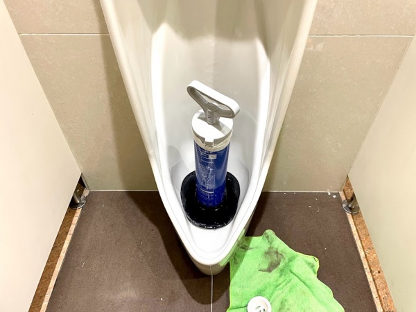 トイレ小便器つまり修理工事　工事中　圧力工法（ローポンプ）実施中