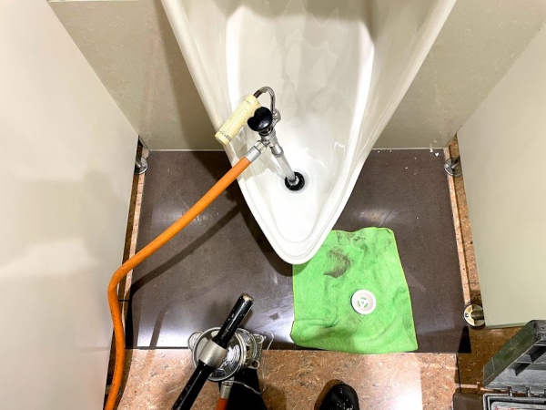 トイレ小便器つまり修理工事　工事中　圧力工法（ハイスパット）実施中
