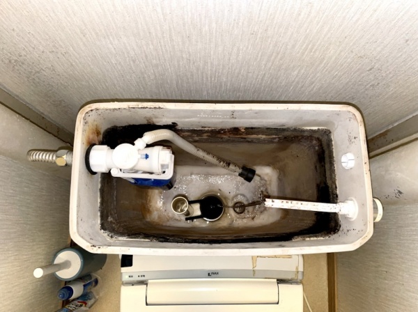 トイレ水漏れ修理工事　工事後　トイレタンク内外部新規部品取り付け後　