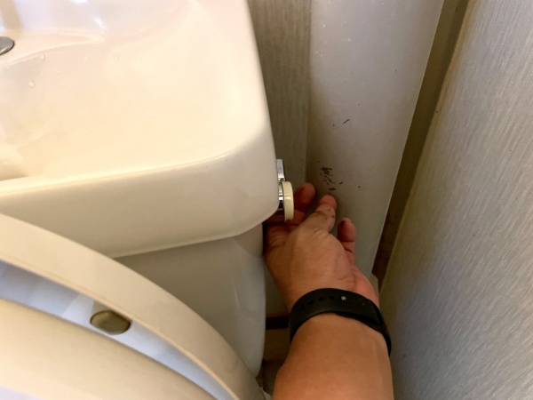 トイレ水漏れ修理工事　工事後　トイレタンク内外部新規部品取り付け後　排水テスト中