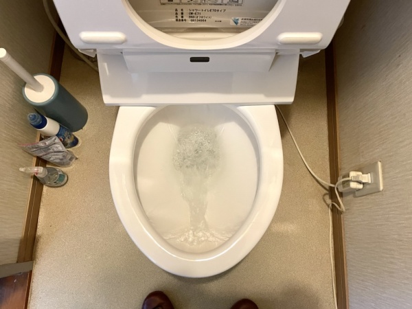 トイレ水漏れ修理工事　工事後　トイレタンク内外部新規部品取り付け後　排水テスト中
