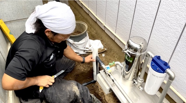 水道工事（水道管直結式浄水器取り付け）　工事中　保温工事中