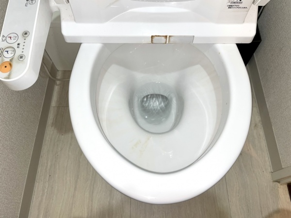 トイレ水漏れ修理工事　工事前　便器内に常時水漏れ