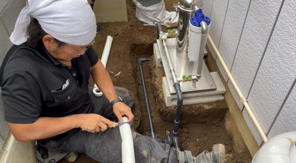 水道工事（水道管直結式浄水器取り付け）　工事中　保温工事中